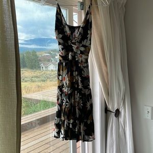 Cute summer dress with Daisy pattern. Super light weight! Great dress for summer